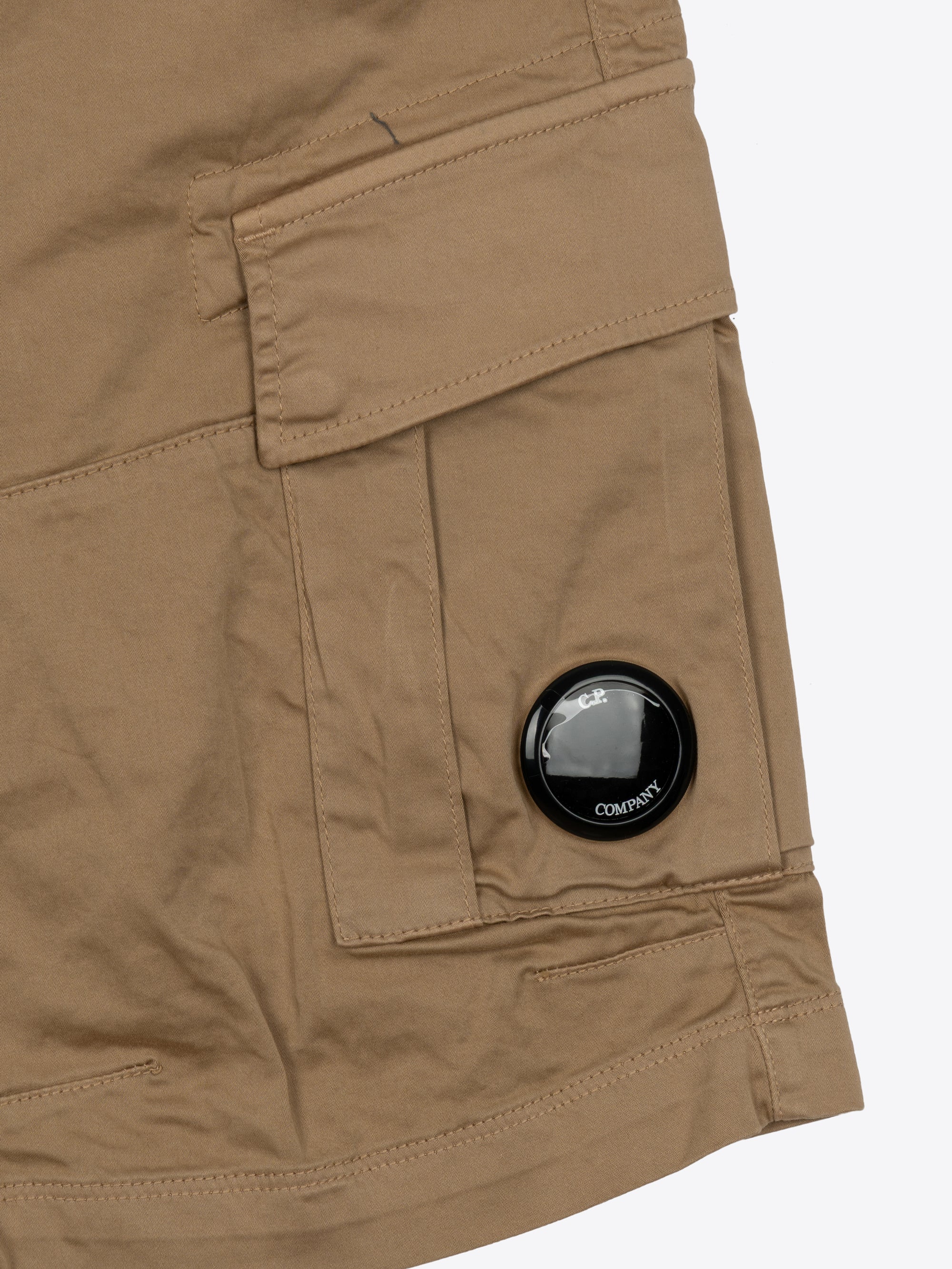STRETCH SATEEN CARGO LENS SHORTS