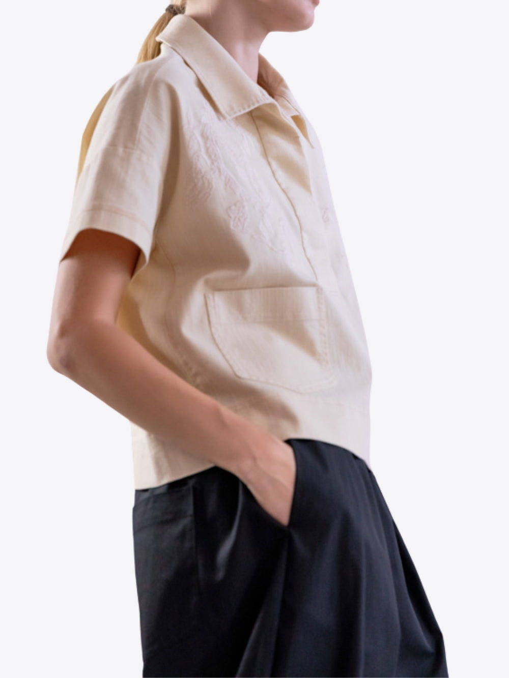 CAMISA BORDADA CON DETALLES FLORALES