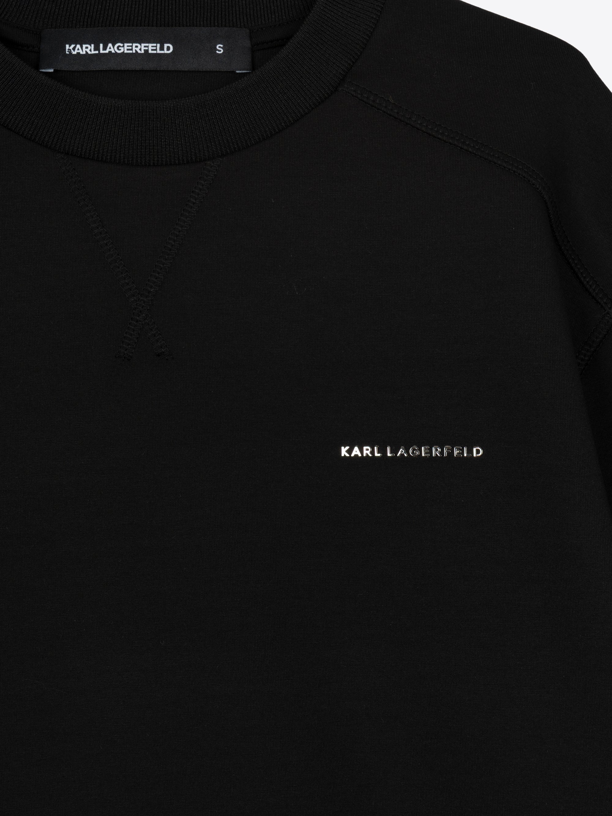 SUDADERA CREWNECK CON LOGOTIPO METÁLICO