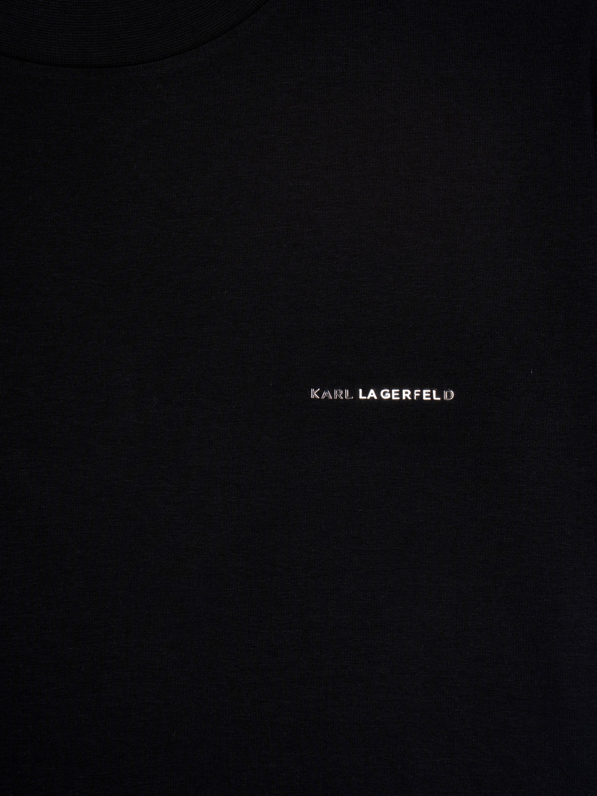 CAMISETA CON LOGOTIPO METÁLICO