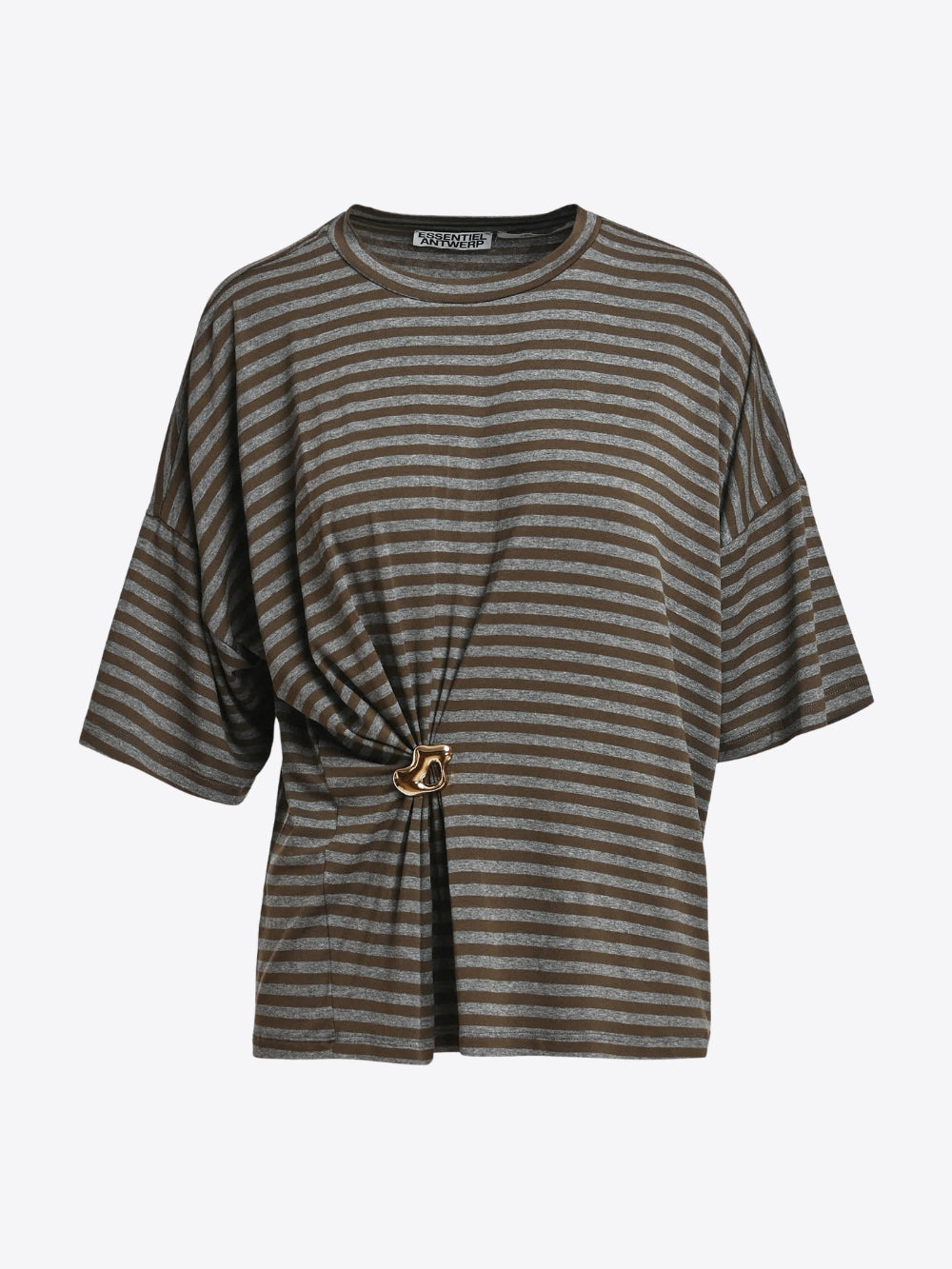 CAMISETA DE RAYAS CON BROCHE DORADO